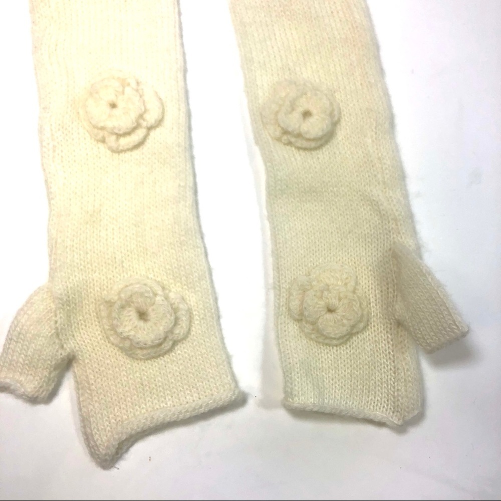 Women NWT Spa La Posada knit mittens with flowers